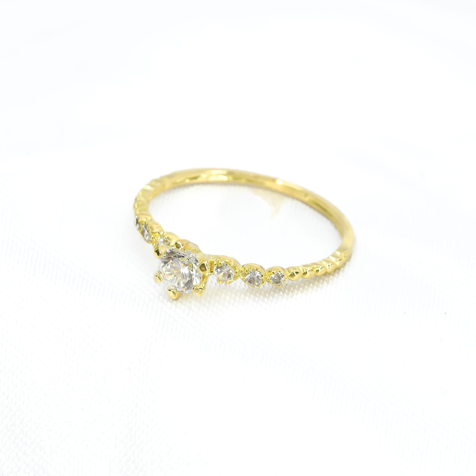 ANILLO CON ZIRCONES ORO 18K TALLA 6