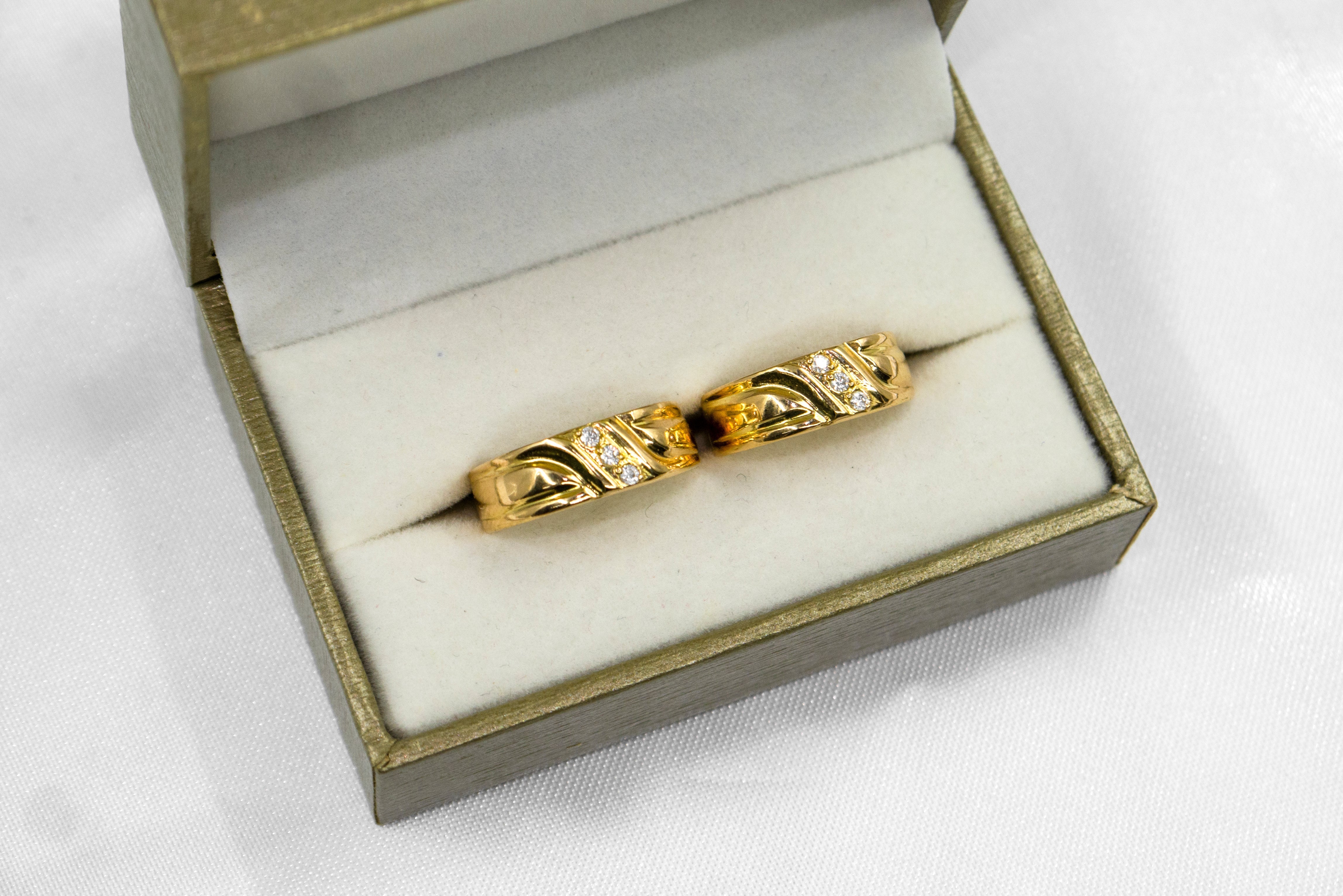 JUEGO DE ANILLOS DE BODAS RELIEVE CON ZIRCONES